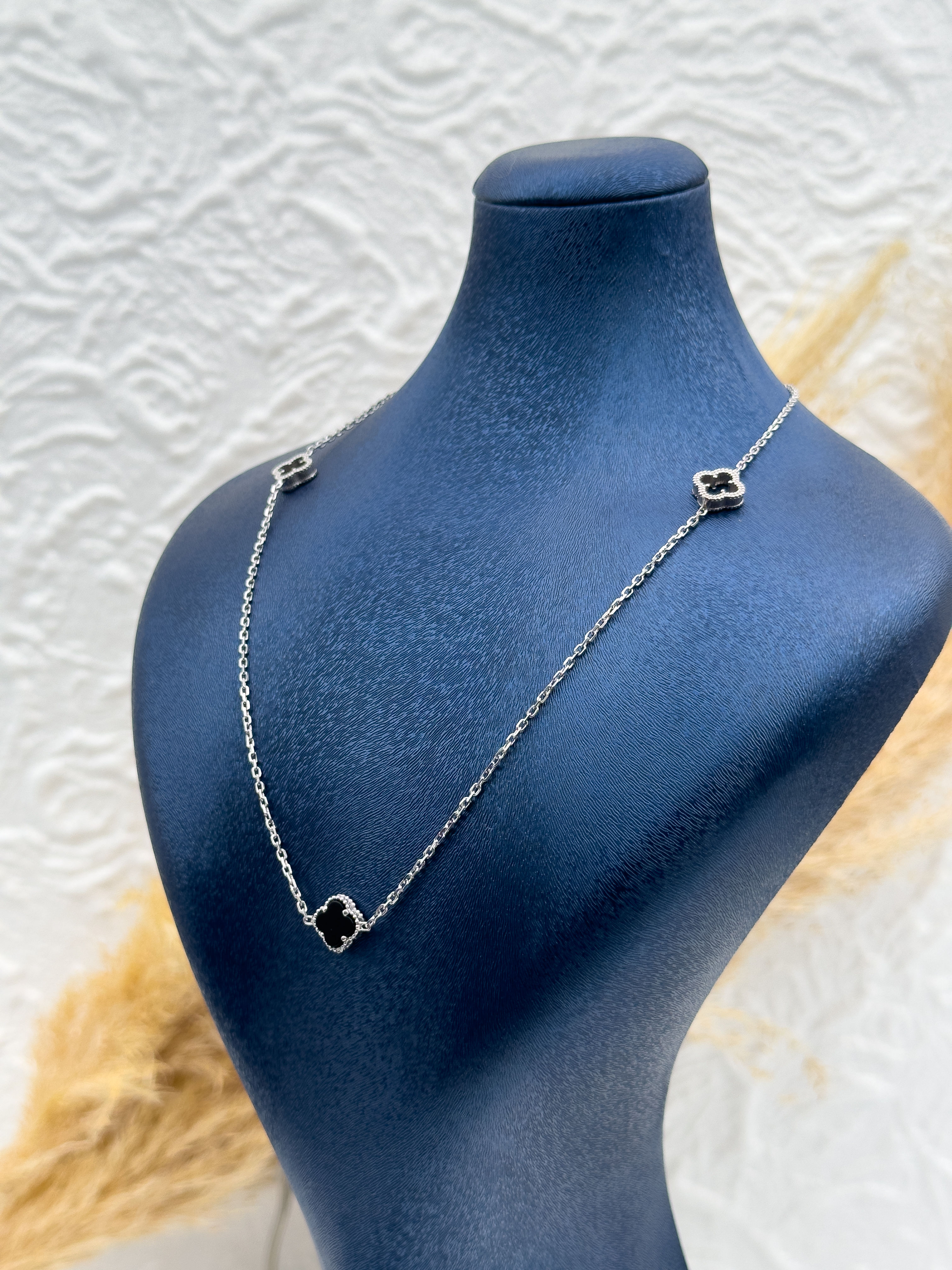 925 Ayar Gümüş Oniks Taşlı Yonca Kadın Kolye – Şans ve Zarafet