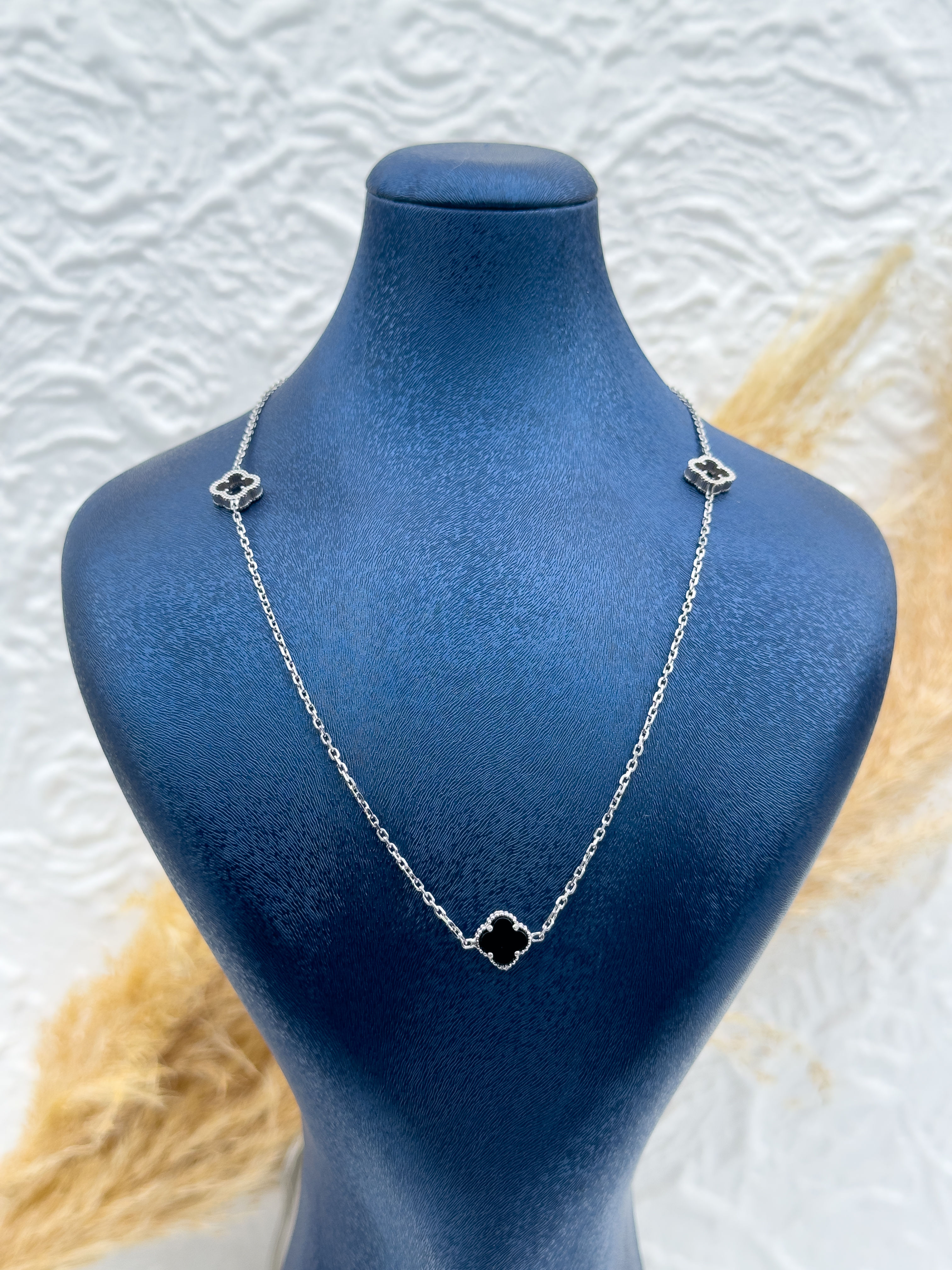 925 Ayar Gümüş Oniks Taşlı Yonca Kadın Kolye – Şans ve Zarafet