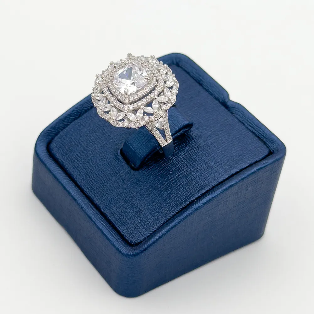 Pırlanta Montür Kasalı Baget Taşlı Gümüş Yüzük