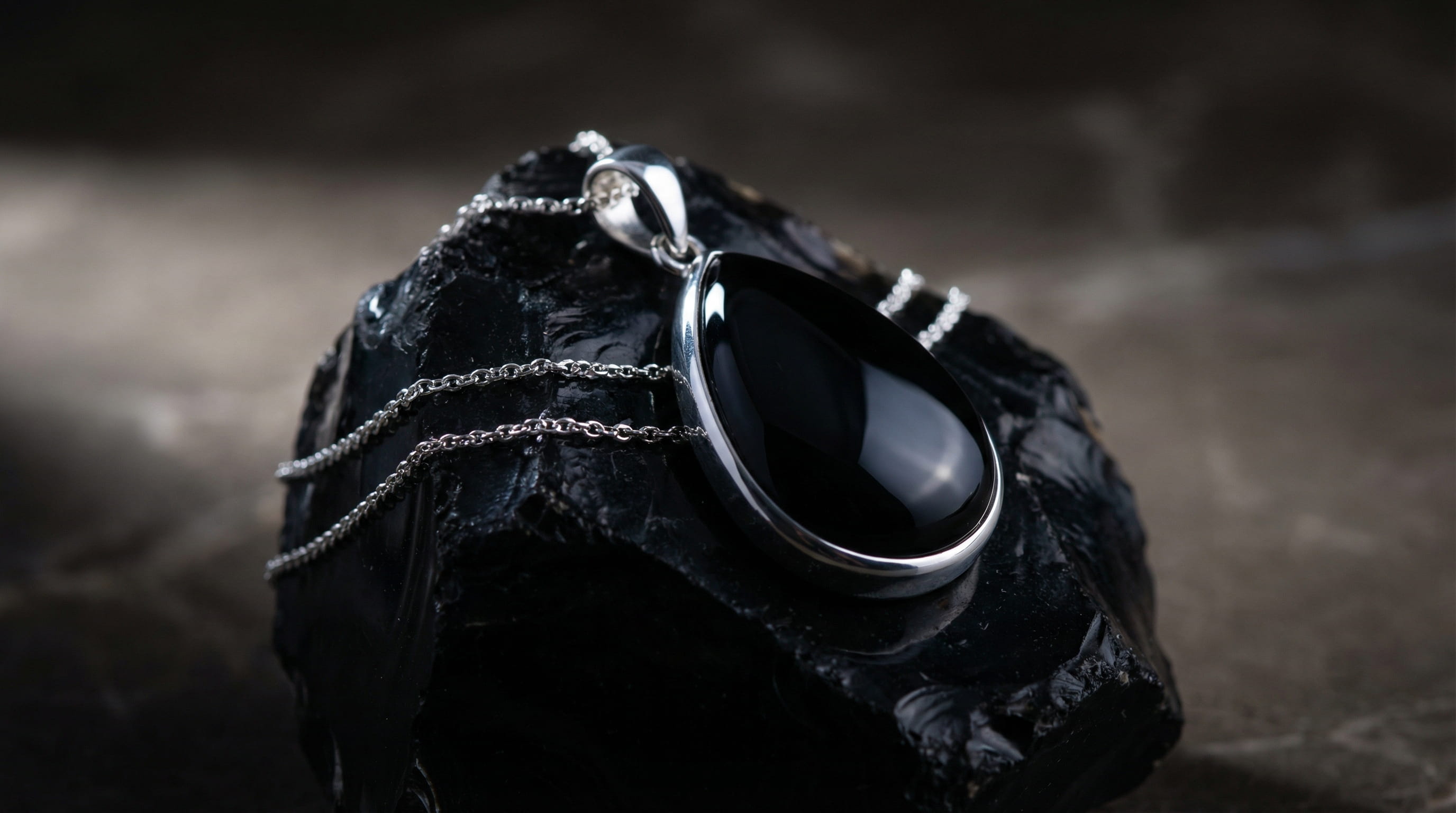 Oniks Taşı Nedir? Oniks Taşının Faydaları ve Özellikleri | Livora Jewelry